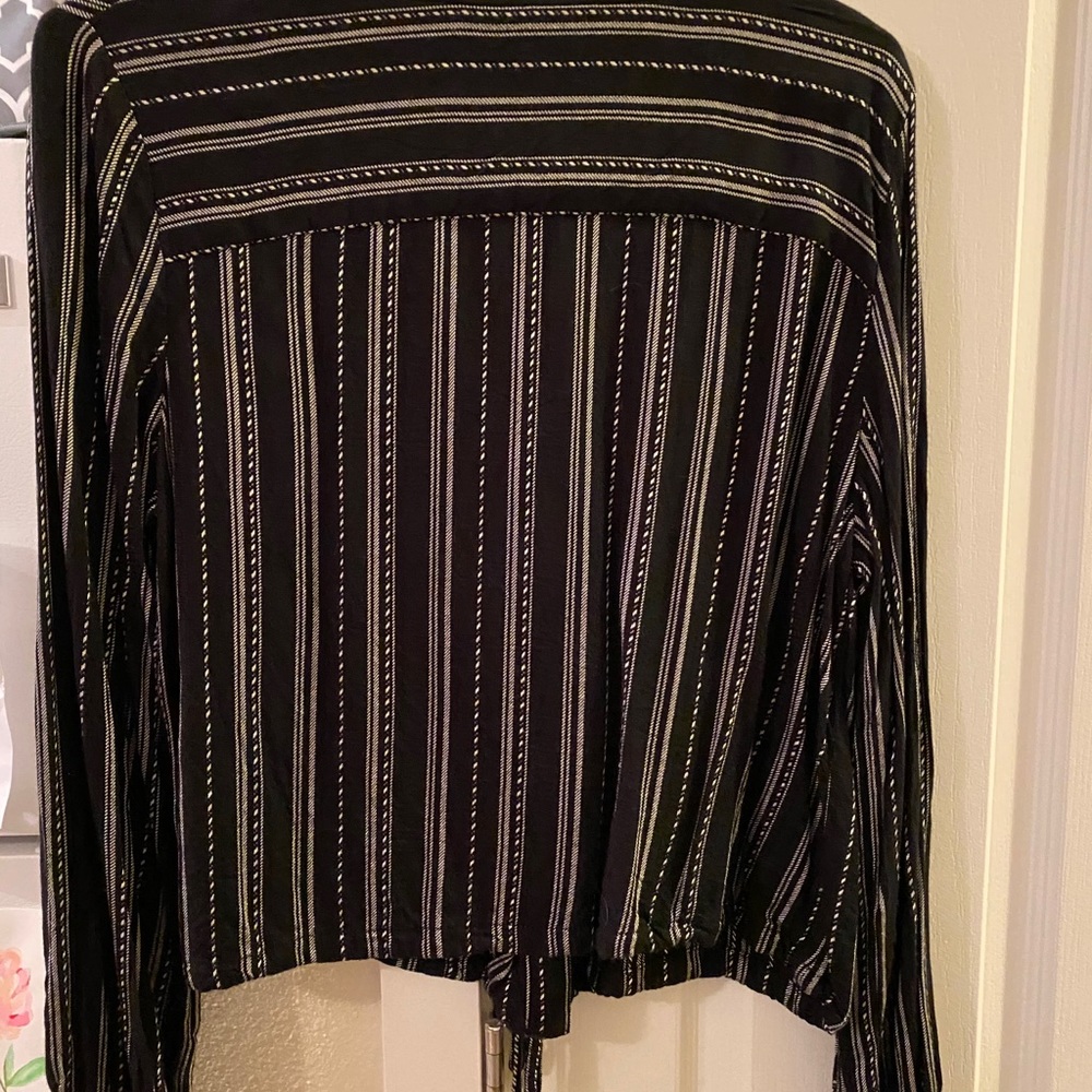 Cropped B&W long sleeve shirt size medium